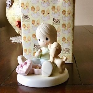 Precious Moments - Sharing Sweet Moments